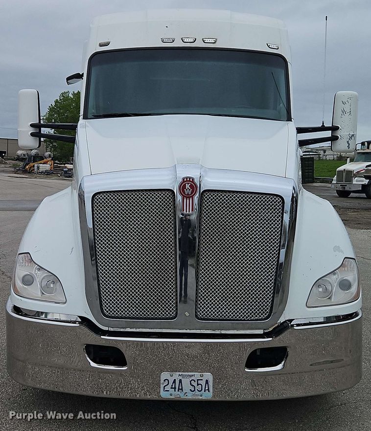 image for item EJ0006 2015 Kenworth T680 semi truck