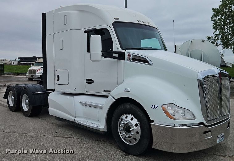 image for item EJ0006 2015 Kenworth T680 semi truck