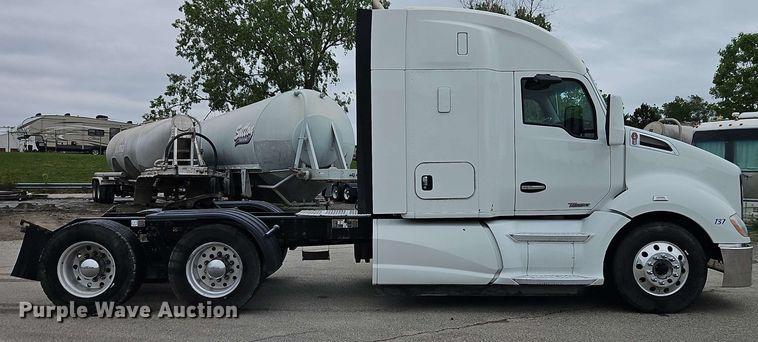 image for item EJ0006 2015 Kenworth T680 semi truck