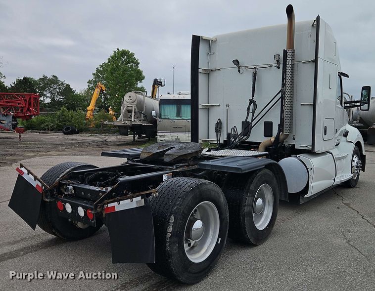 image for item EJ0006 2015 Kenworth T680 semi truck