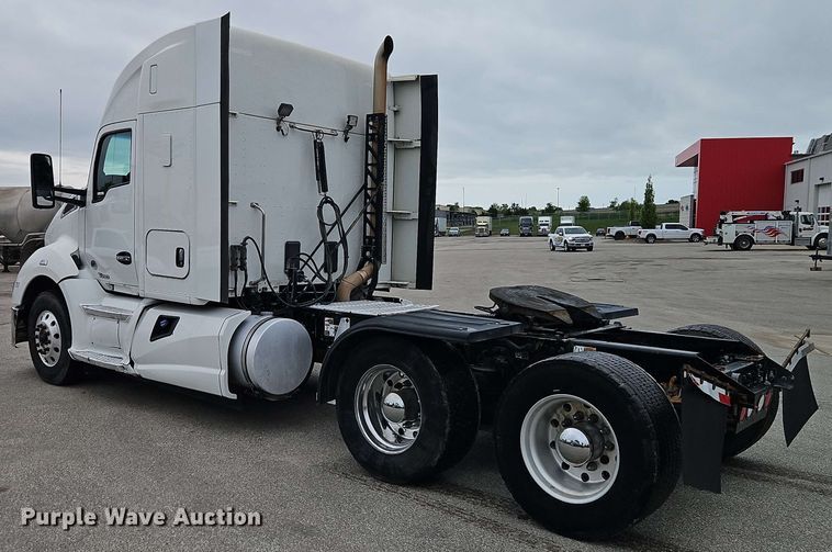 image for item EJ0006 2015 Kenworth T680 semi truck