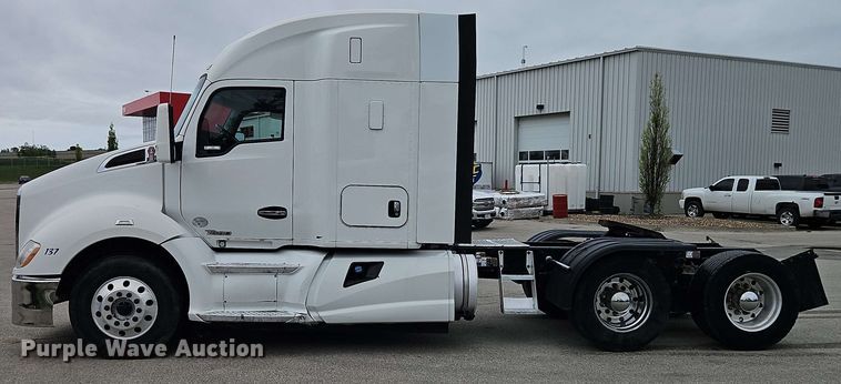 image for item EJ0006 2015 Kenworth T680 semi truck