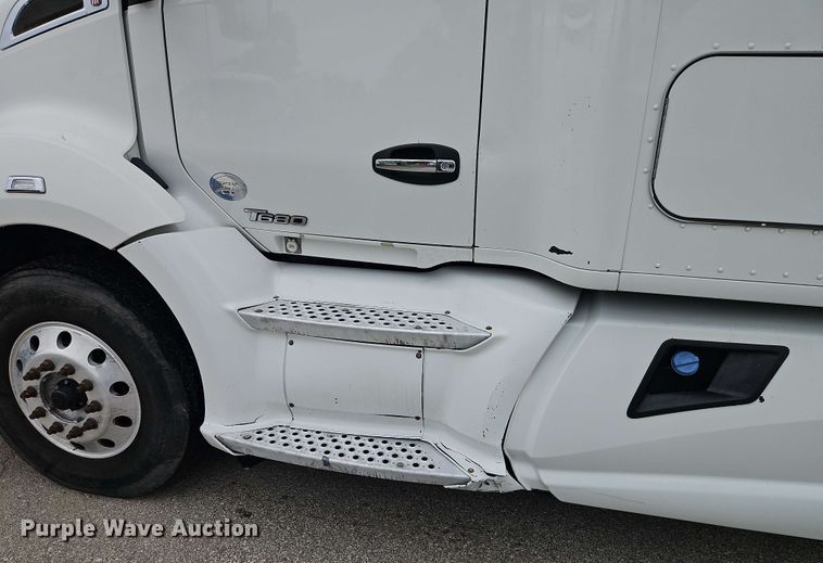 image for item EJ0006 2015 Kenworth T680 semi truck