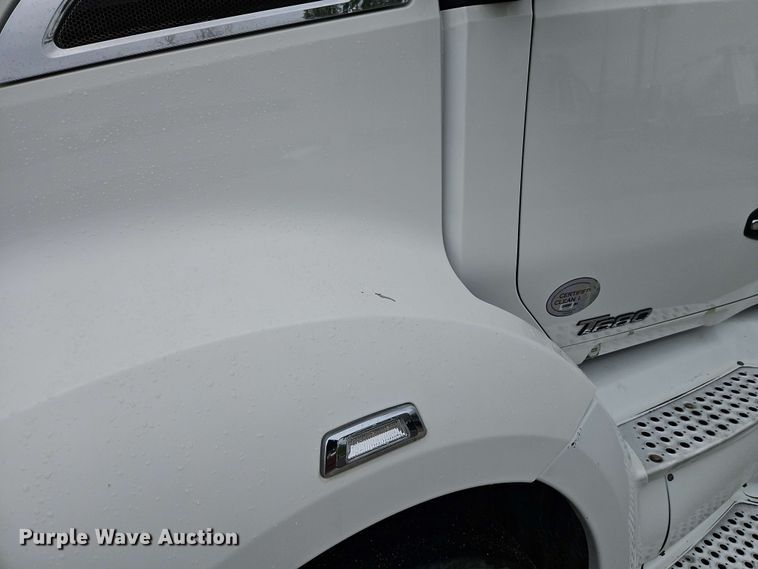 image for item EJ0006 2015 Kenworth T680 semi truck