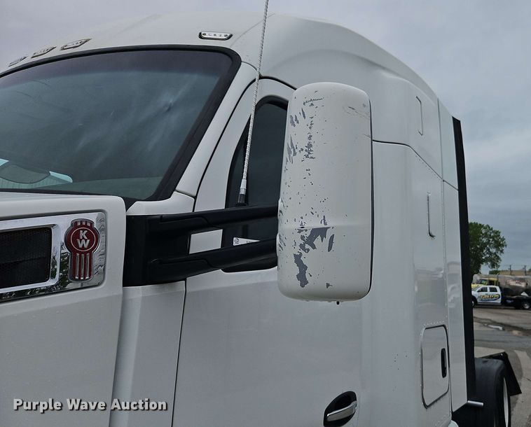 image for item EJ0006 2015 Kenworth T680 semi truck