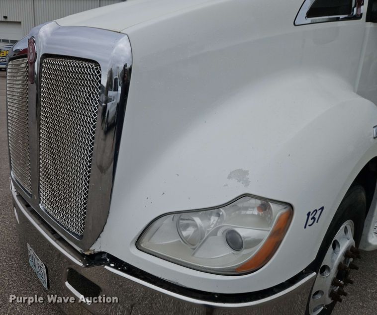 image for item EJ0006 2015 Kenworth T680 semi truck
