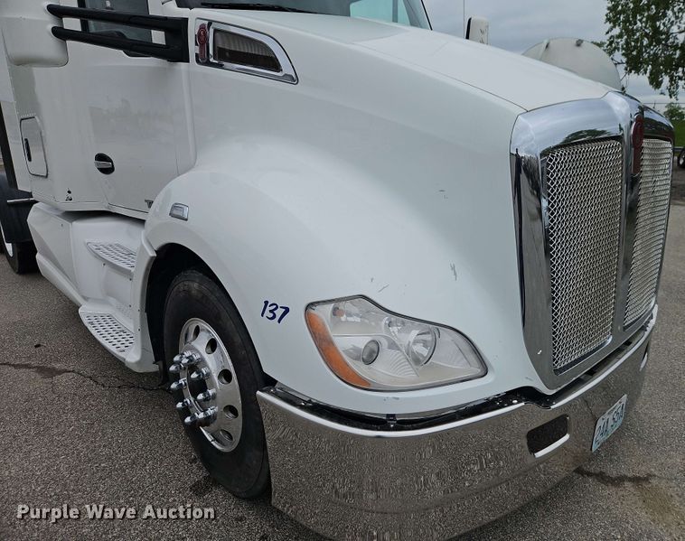 image for item EJ0006 2015 Kenworth T680 semi truck