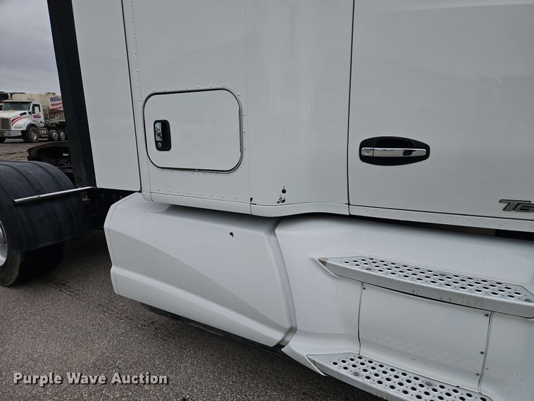 image for item EJ0006 2015 Kenworth T680 semi truck