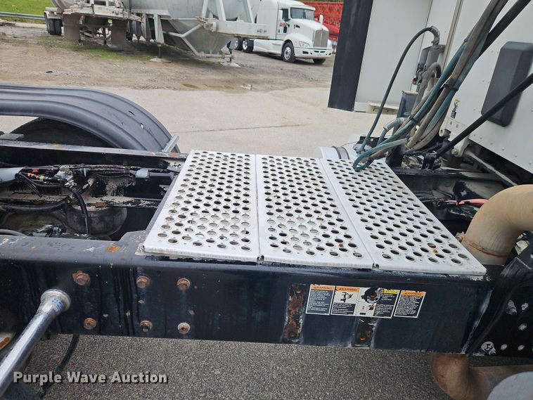 image for item EJ0006 2015 Kenworth T680 semi truck