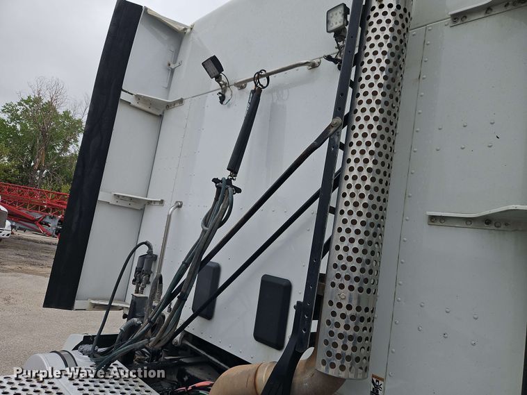 image for item EJ0006 2015 Kenworth T680 semi truck