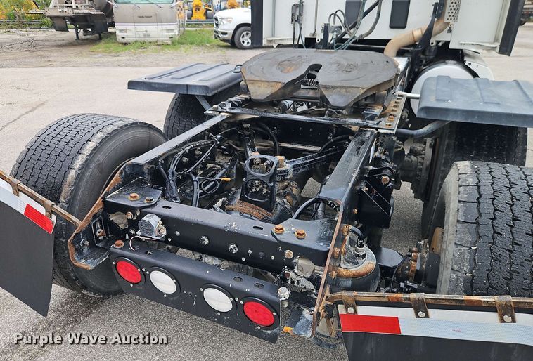 image for item EJ0006 2015 Kenworth T680 semi truck