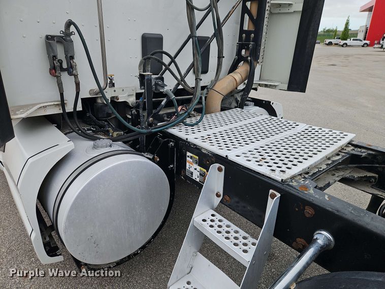 image for item EJ0006 2015 Kenworth T680 semi truck