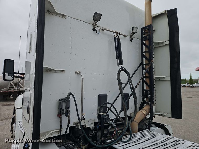 image for item EJ0006 2015 Kenworth T680 semi truck