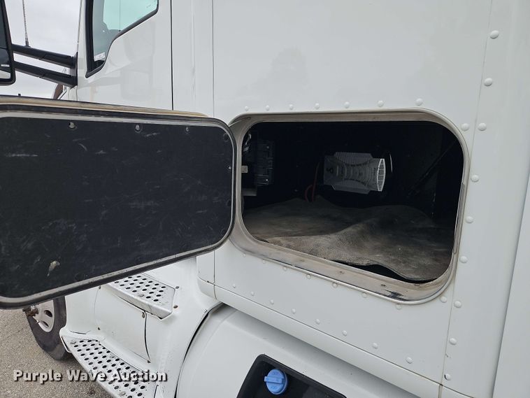 image for item EJ0006 2015 Kenworth T680 semi truck