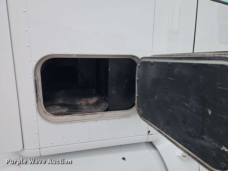 image for item EJ0006 2015 Kenworth T680 semi truck