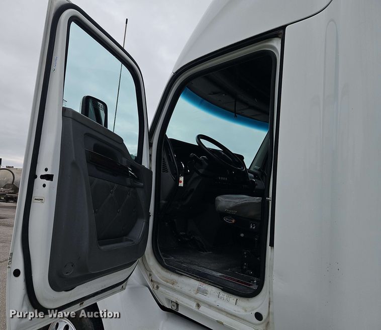 image for item EJ0006 2015 Kenworth T680 semi truck