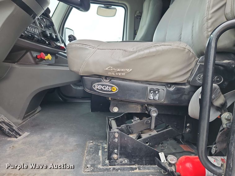 image for item EJ0006 2015 Kenworth T680 semi truck