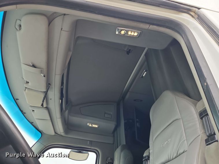 image for item EJ0006 2015 Kenworth T680 semi truck