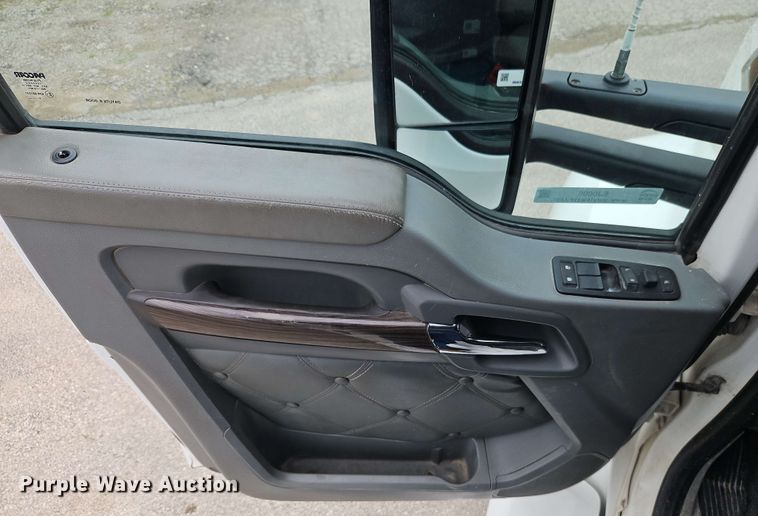 image for item EJ0006 2015 Kenworth T680 semi truck