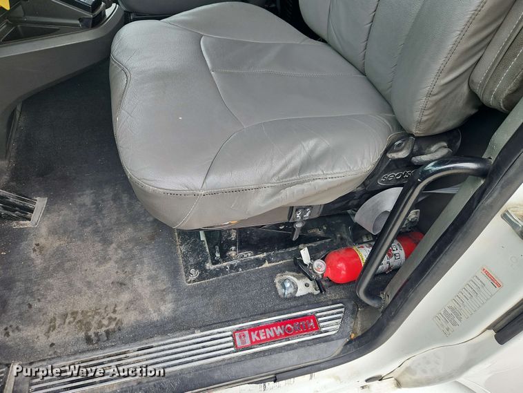 image for item EJ0006 2015 Kenworth T680 semi truck