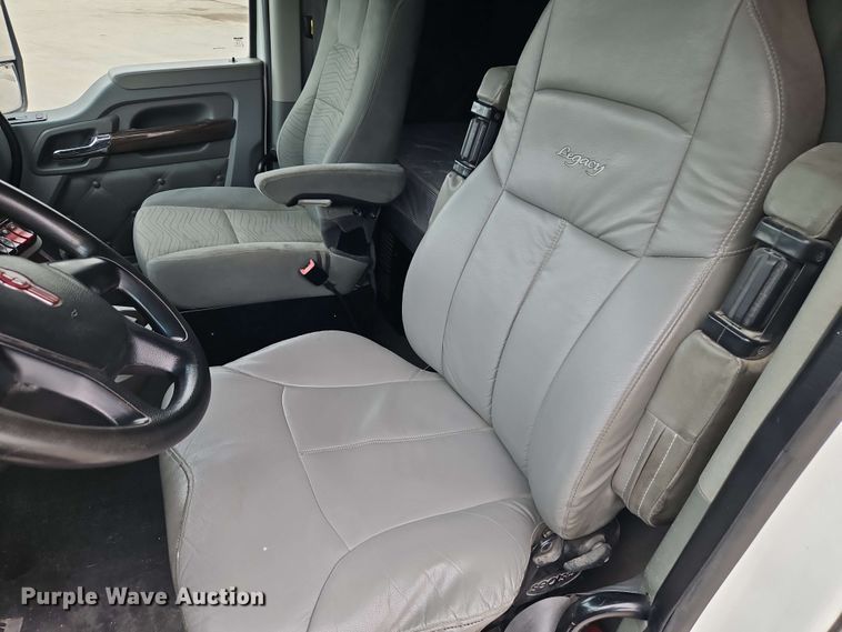 image for item EJ0006 2015 Kenworth T680 semi truck