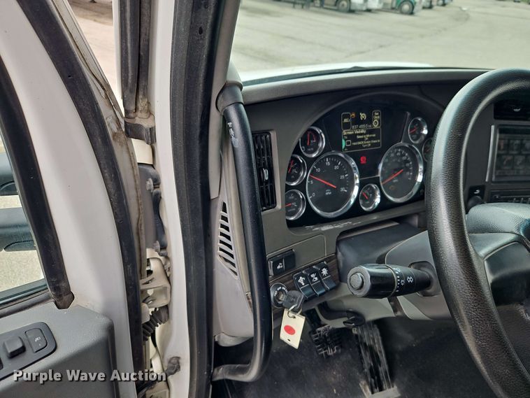 image for item EJ0006 2015 Kenworth T680 semi truck