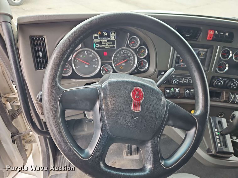 image for item EJ0006 2015 Kenworth T680 semi truck