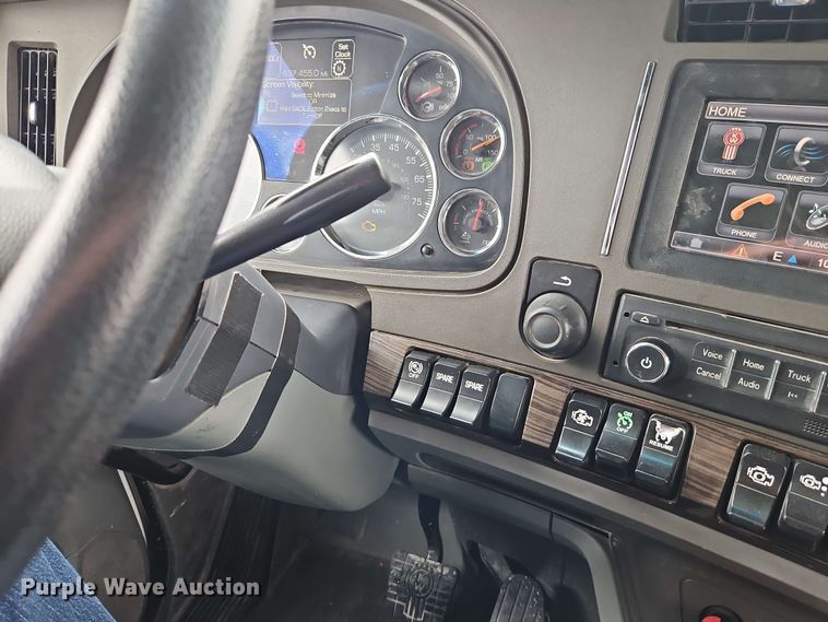 image for item EJ0006 2015 Kenworth T680 semi truck