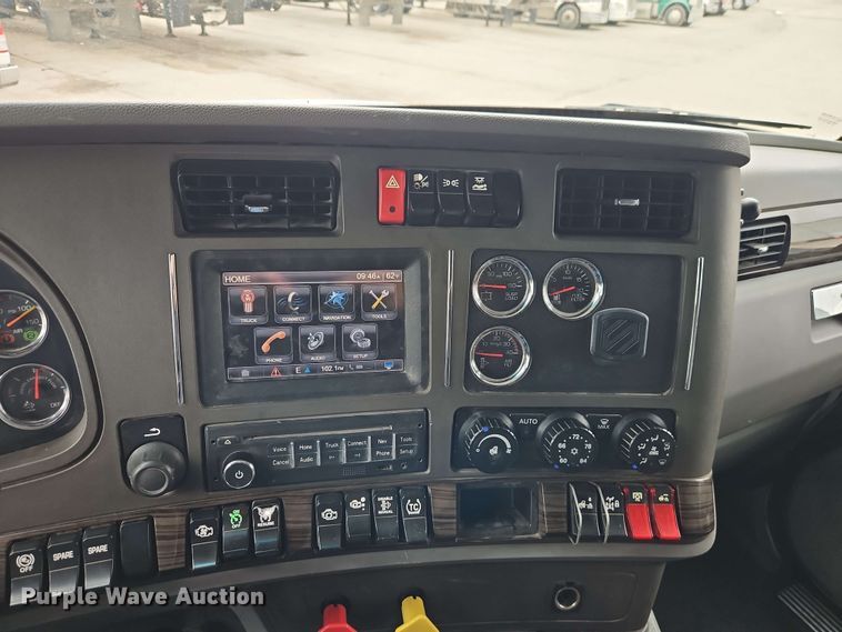 image for item EJ0006 2015 Kenworth T680 semi truck