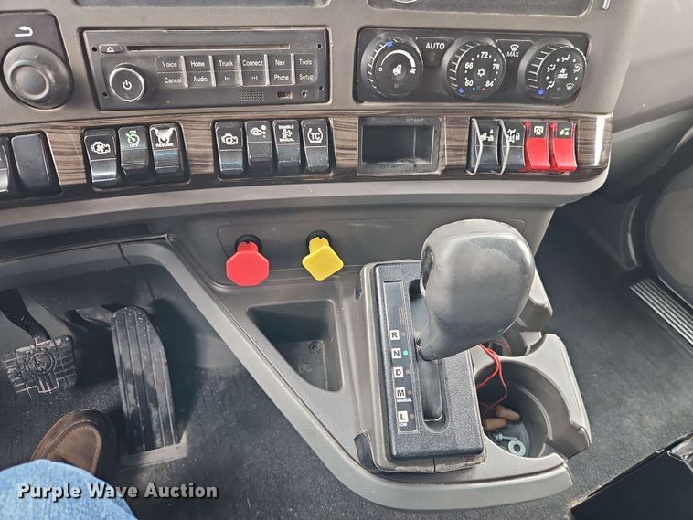 image for item EJ0006 2015 Kenworth T680 semi truck