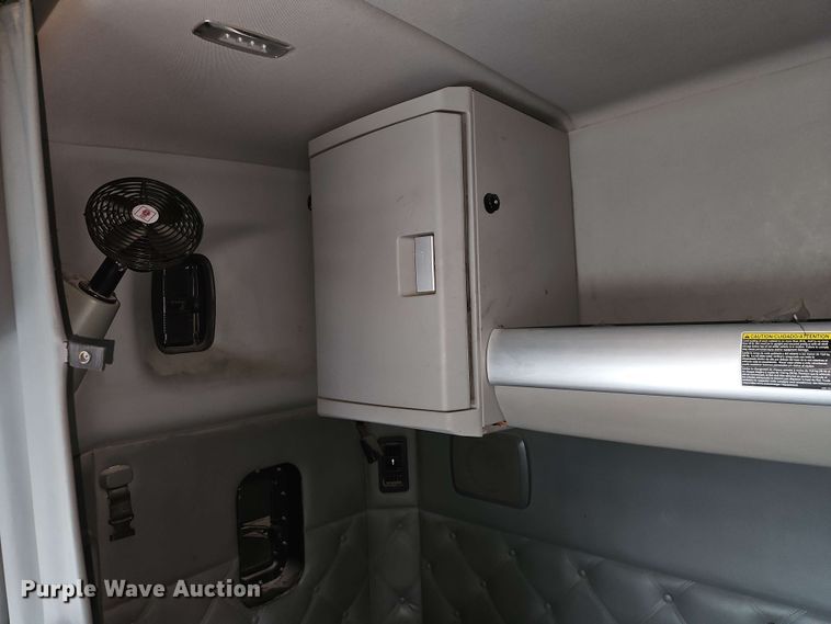 image for item EJ0006 2015 Kenworth T680 semi truck