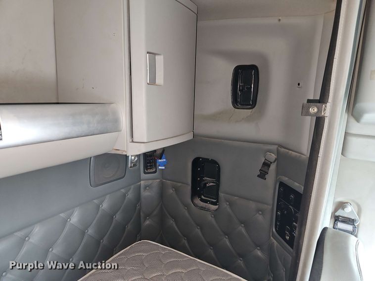 image for item EJ0006 2015 Kenworth T680 semi truck