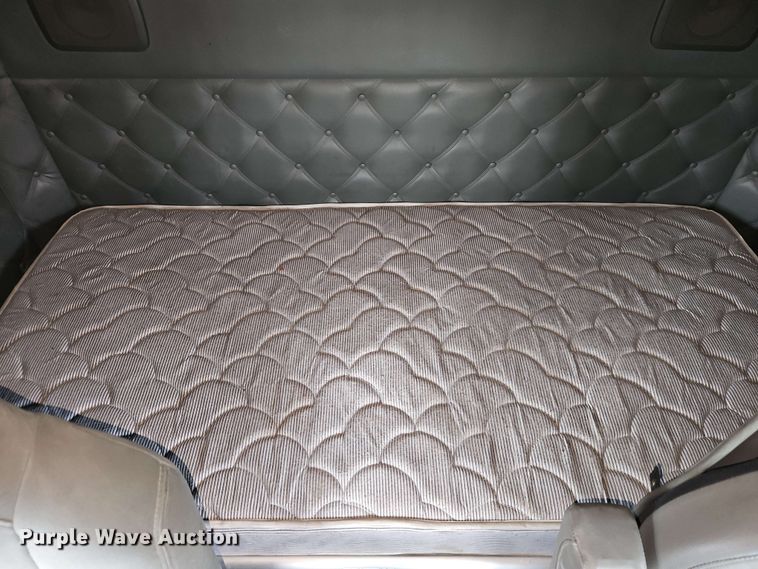 image for item EJ0006 2015 Kenworth T680 semi truck