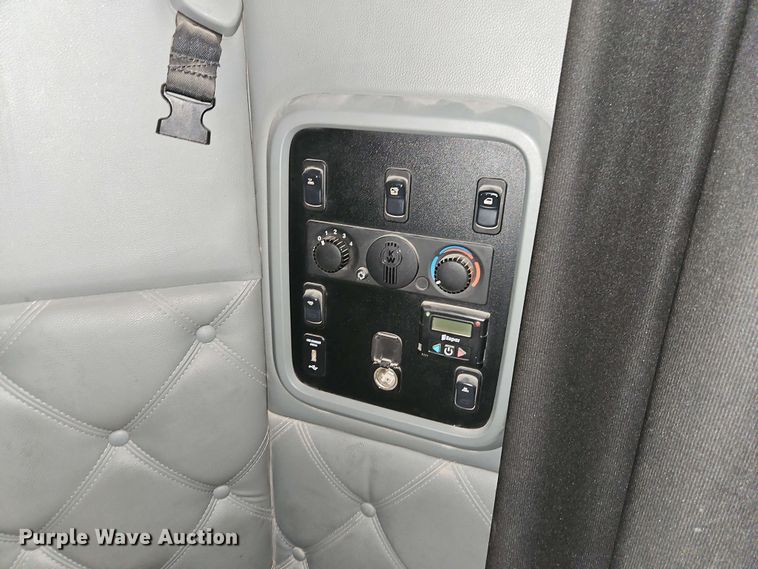 image for item EJ0006 2015 Kenworth T680 semi truck