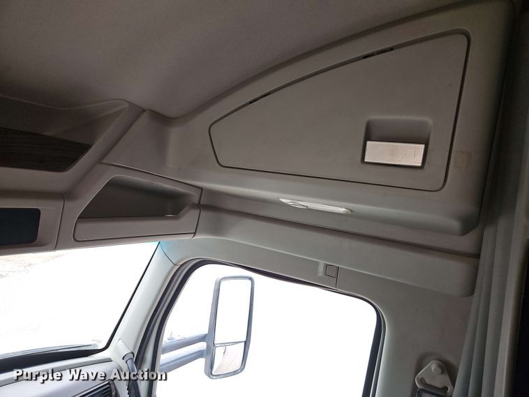 image for item EJ0006 2015 Kenworth T680 semi truck