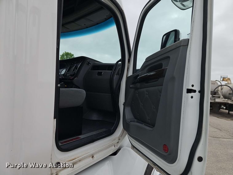 image for item EJ0006 2015 Kenworth T680 semi truck