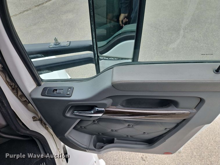 image for item EJ0006 2015 Kenworth T680 semi truck