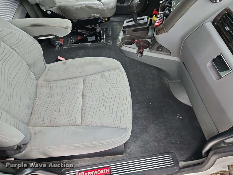 image for item EJ0006 2015 Kenworth T680 semi truck