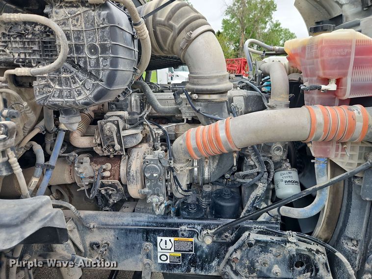 image for item EJ0006 2015 Kenworth T680 semi truck