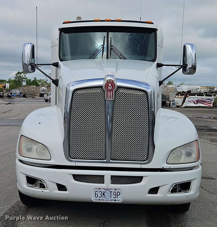 image for item EJ0008 2014 Kenworth T660 semi truck