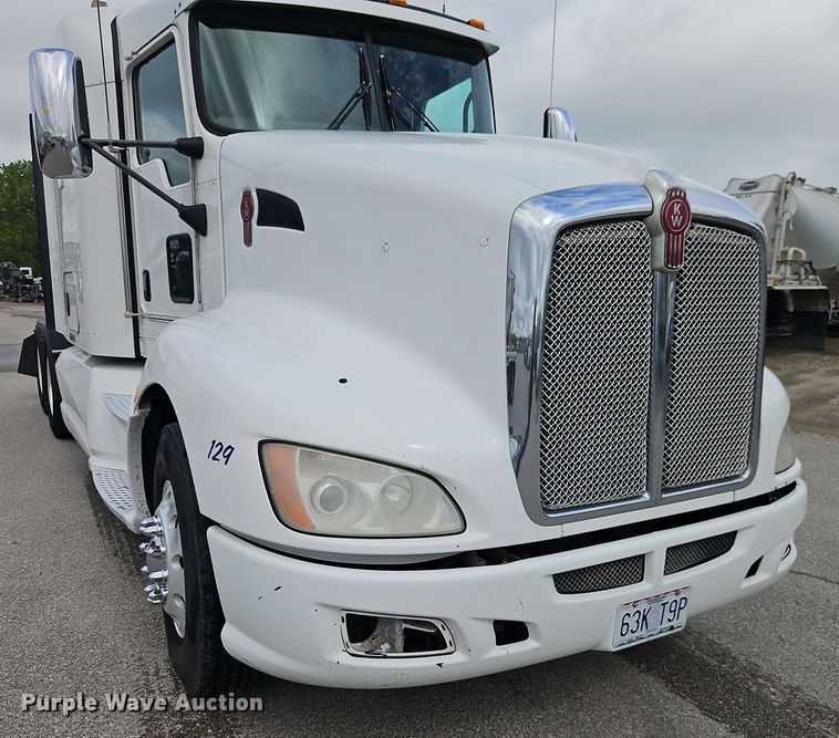 image for item EJ0008 2014 Kenworth T660 semi truck
