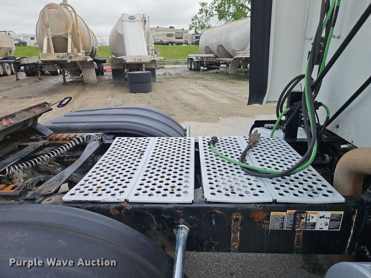 image for item EJ0008 2014 Kenworth T660 semi truck