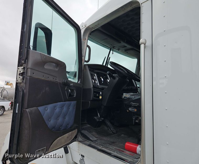 image for item EJ0008 2014 Kenworth T660 semi truck
