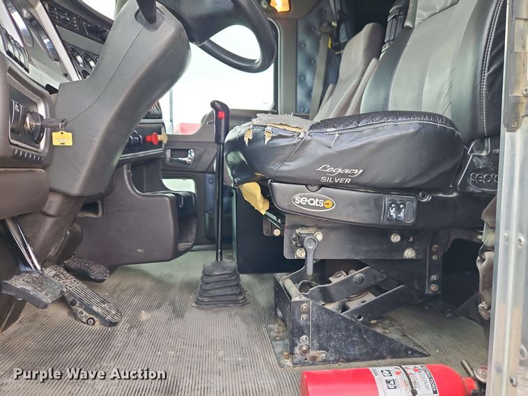 image for item EJ0008 2014 Kenworth T660 semi truck