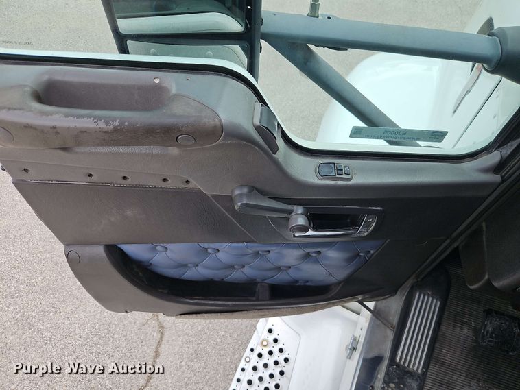 image for item EJ0008 2014 Kenworth T660 semi truck