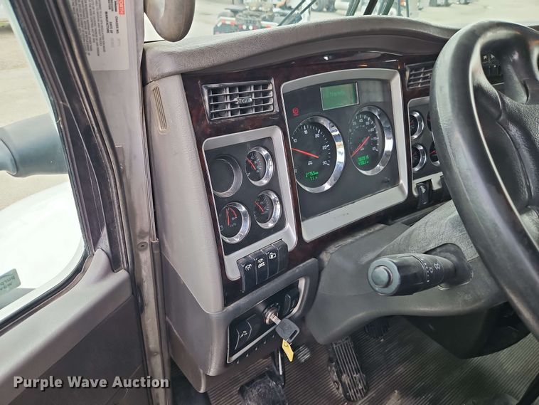 image for item EJ0008 2014 Kenworth T660 semi truck