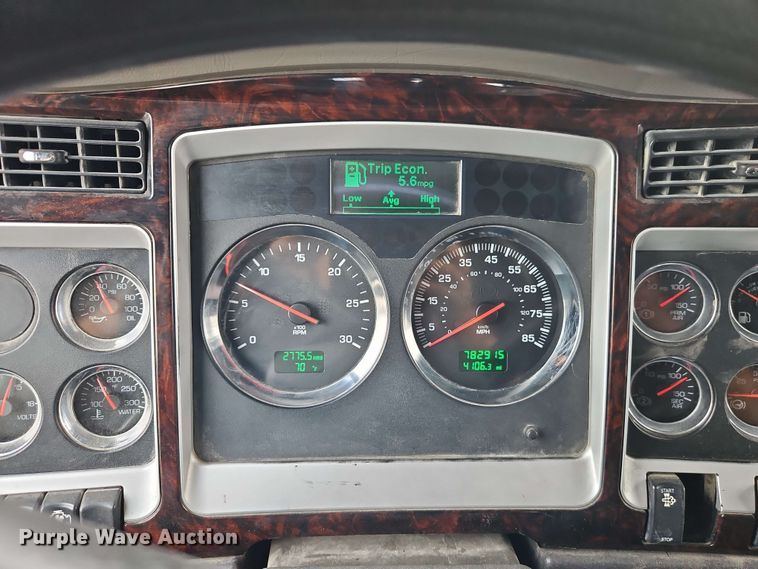 image for item EJ0008 2014 Kenworth T660 semi truck