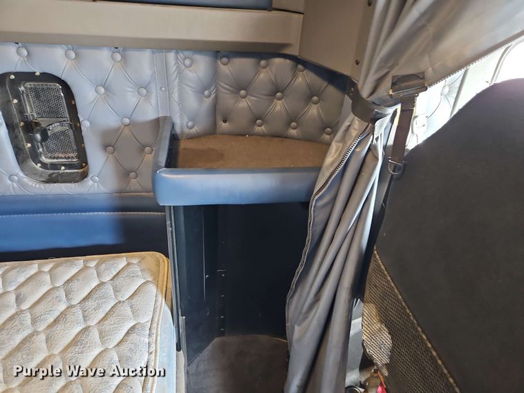 image for item EJ0008 2014 Kenworth T660 semi truck