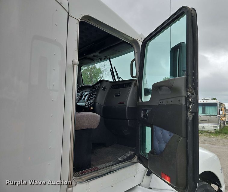 image for item EJ0008 2014 Kenworth T660 semi truck