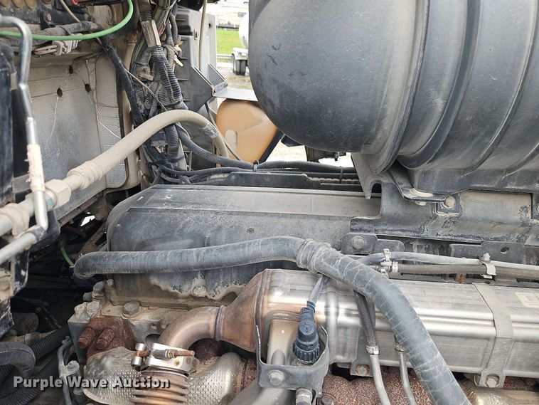 image for item EJ0008 2014 Kenworth T660 semi truck